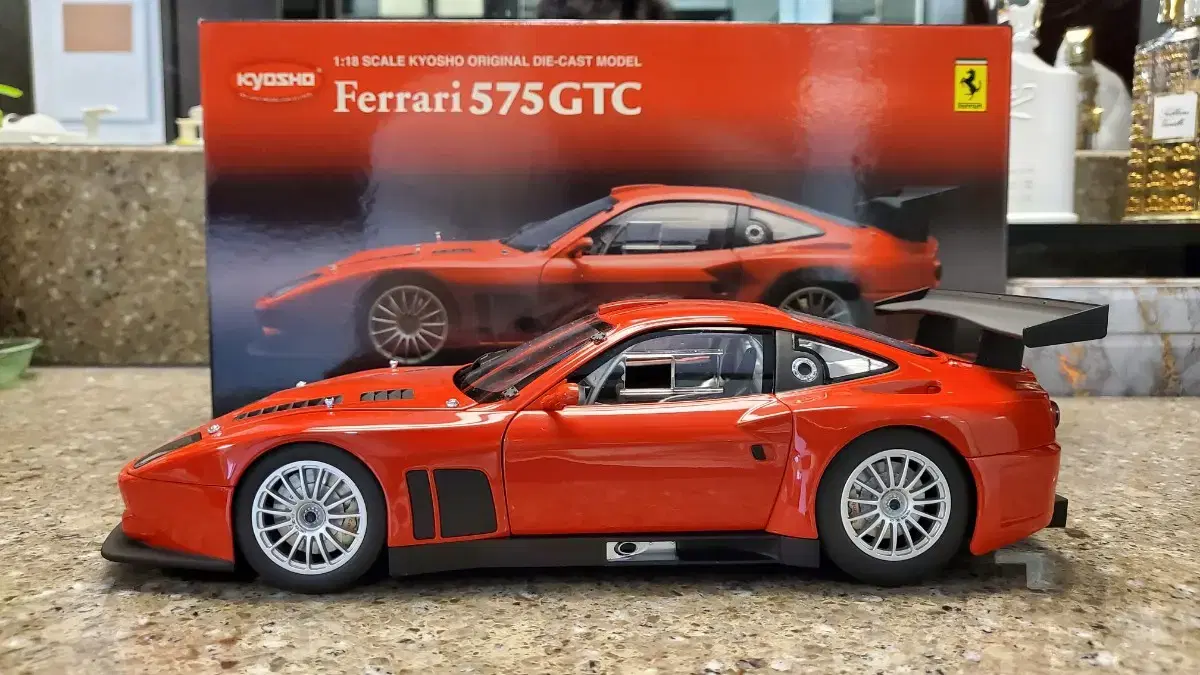 (가격 대폭 인하) 1:18 교쇼 575 gtc 레드 다이캐스트